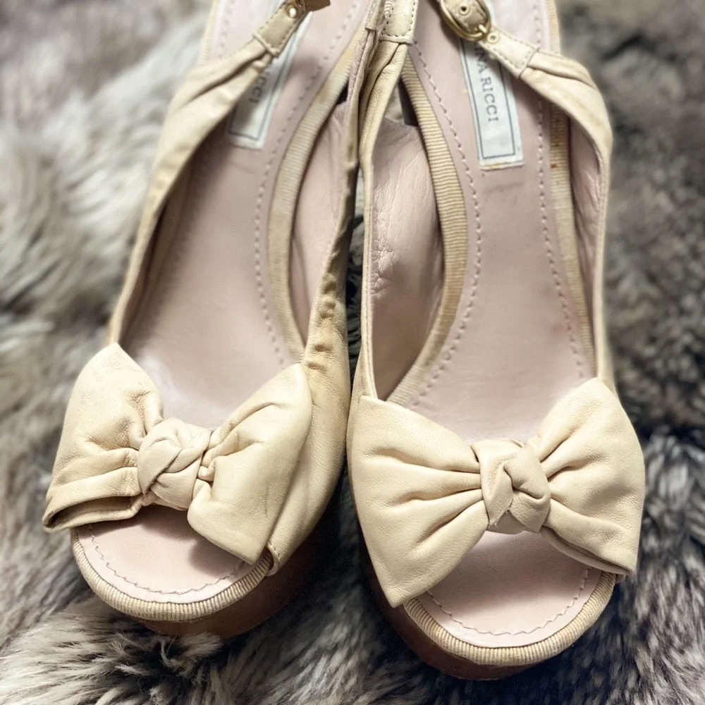 Beige Nina Ricci wood wedge w/ leather bow size 8